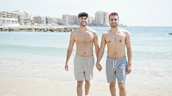 Dois Homens Casal Turista Andando Com Mãos Juntas Praia — Fotografia de Stock