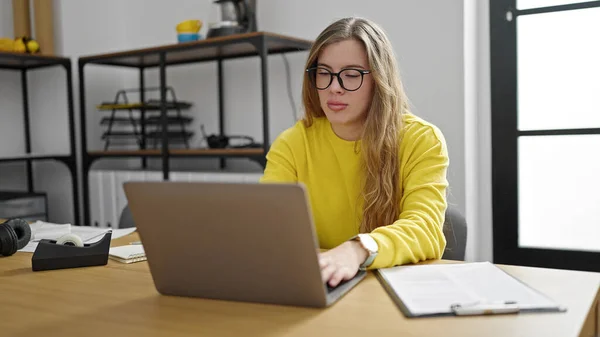Młoda Blondynka Biznes Pracownik Pomocą Laptopa Pracy Biurze — Zdjęcie stockowe