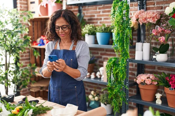 Middle Age Woman Florist Smiling Confident Using Smartphone Flower Shop — Fotografia de Stock