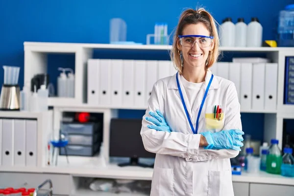 Jovem Cientista Sorrindo Confiante Com Braços Cruzados Gesto Laboratório — Fotografia de Stock