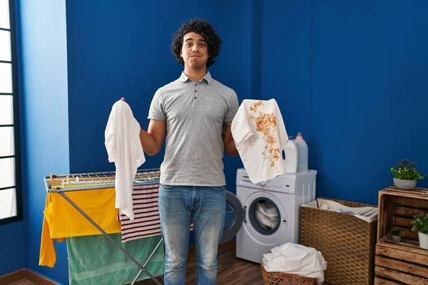 Homme Hispanique Aux Cheveux Bouclés Tenant Shirt Blanc Propre Shirt — Photo