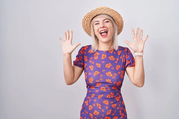 Young Caucasian Woman Wearing Flowers Dress Summer Hat Showing Pointing — Stock Photo, Image