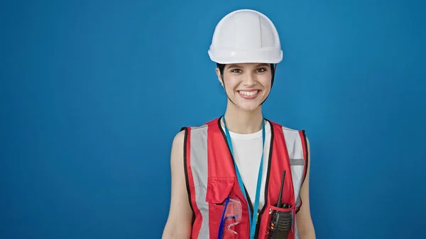 Jovem Bela Mulher Hispânica Construtor Sorrindo Confiante Sobre Fundo Azul — Fotografia de Stock