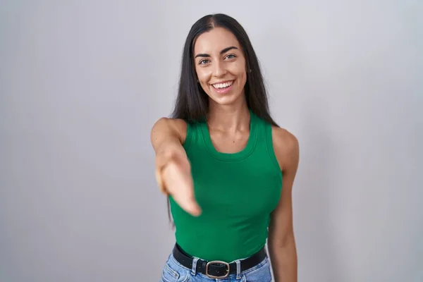 Mujer Joven Pie Sobre Fondo Aislado Sonriendo Amistoso Ofreciendo Apretón —  Fotos de Stock