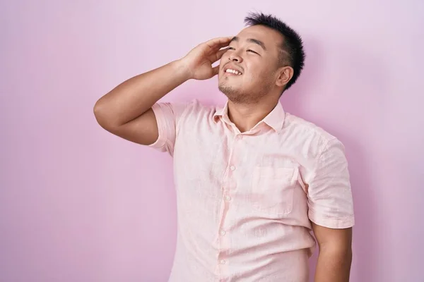 Китайский Молодой Человек Стоит Розовом Фоне Улыбаясь Уверенно Трогательные Волосы — стоковое фото
