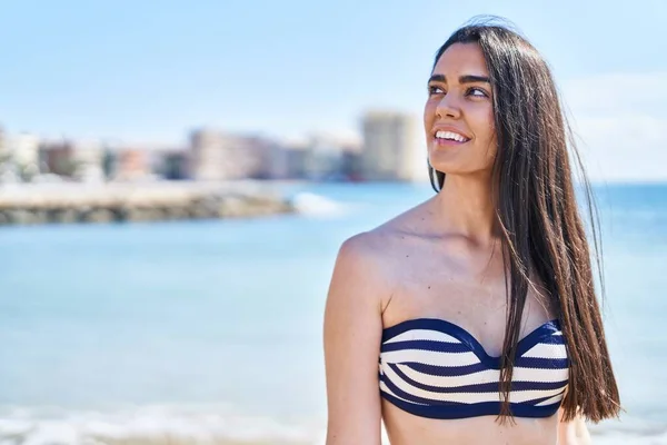 Joven Mujer Hispana Sonriendo Confiada Vistiendo Bikini Playa —  Fotos de Stock