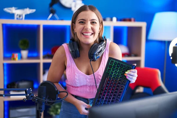 Genç Sarışın Kadın Video Oyunları Oynuyor Elinde Klavyeyle Gülüyor Kahkahalarla — Stok fotoğraf