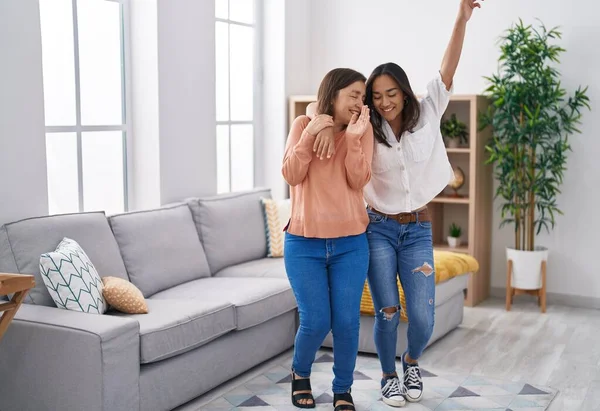 Dos Mujeres Madre Hija Sonriendo Confiadas Bailando Juntas Casa —  Fotos de Stock