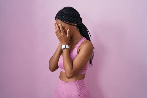 Африканская Американка Косичками Спортивной Одежде Розовом Фоне Грустным Лицом Прикрывающим — стоковое фото