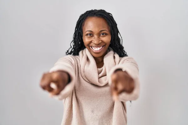 Африканская Женщина Стоящая Белом Фоне Указывая Тебя Камеру Пальцами Улыбаясь — стоковое фото