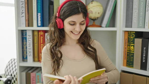Młoda Piękna Latynoska Studentka Słuchająca Książki Czytania Muzyki Uniwersytecie Bibliotece — Zdjęcie stockowe