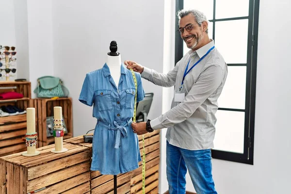 Grauhaariger Mann Mittleren Alters Verkäuferin Misst Kleid Bekleidungsgeschäft — Stockfoto