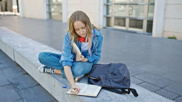 Joven Estudiante Rubia Leyendo Libro Escrito Cuaderno Universidad — Foto de Stock