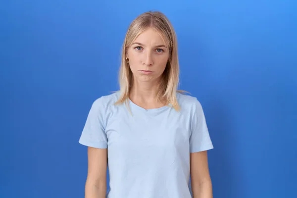 Mujer Caucásica Joven Con Camiseta Azul Casual Deprimida Preocupada Por — Foto de Stock