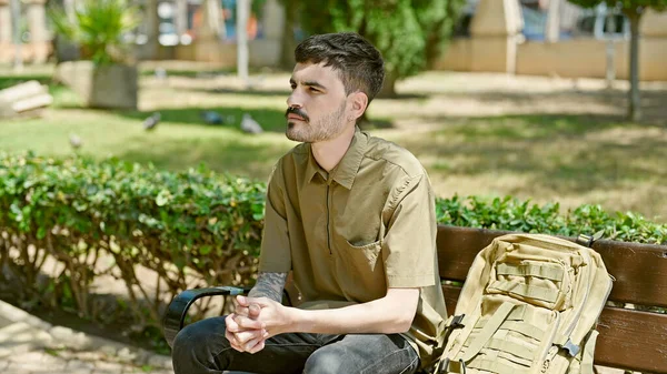 Νεαρός Ισπανός Τουρίστας Κάθεται Στον Πάγκο Χαλαρή Έκφραση Στο Πάρκο — Φωτογραφία Αρχείου