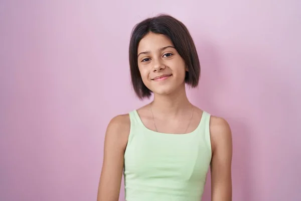 Junges Mädchen Auf Rosa Hintergrund Mit Einem Fröhlichen Und Kühlen — Stockfoto