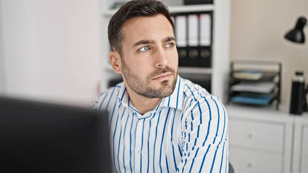 Young Hispanic Man Business Worker Using Computer Working Office — Stockfoto