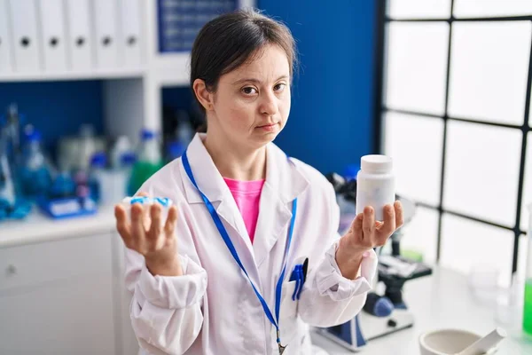 Young Woman Syndrome Scientist Holding Pills Laboratory — Stock Photo, Image