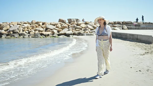 Medelålders Latinamerikansk Kvinna Turist Bär Bikini Stranden — Stockfoto