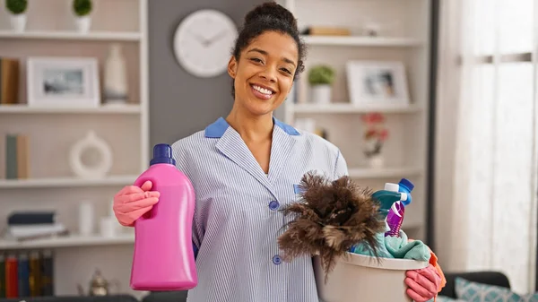 Mujer Afroamericana Limpia Profesional Sosteniendo Productos Más Limpios Sonriendo Casa —  Fotos de Stock