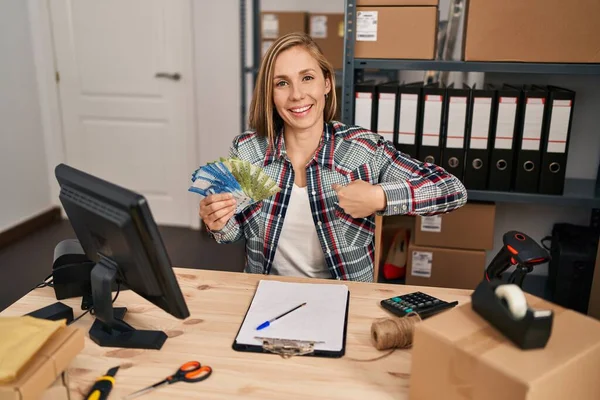 Mujer Rubia Joven Que Trabaja Comercio Electrónico Pequeñas Empresas Sosteniendo —  Fotos de Stock