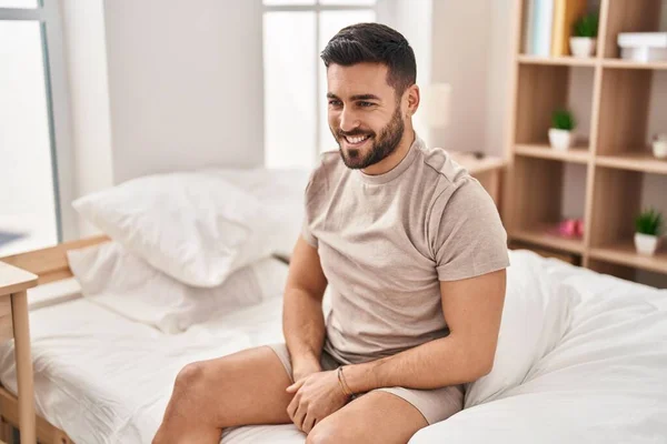 Young Hispanic Man Smiling Confident Sitting Bed Bedroom — Fotografie, imagine de stoc