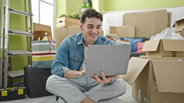 Genç Spanyol Adam Yeni Evinde Dizüstü Bilgisayar Kullanıyor — Stok fotoğraf