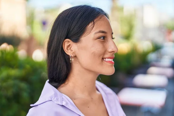 Young Beautiful Hispanic Woman Smiling Confident Looking Side Street — 图库照片