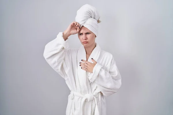 ブロンド原因アジアの女性は病気や熱のために額に触れるバスローブを身に着けています インフルエンザや風邪 ウイルス病 — ストック写真