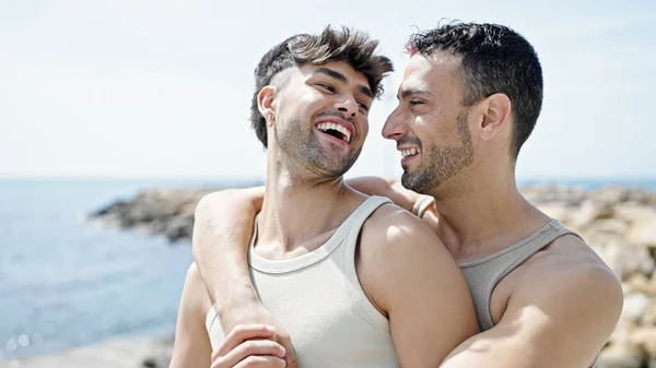 Dva Muži Pár Usměvavý Sebevědomý Objímání Navzájem Moře — Stock fotografie