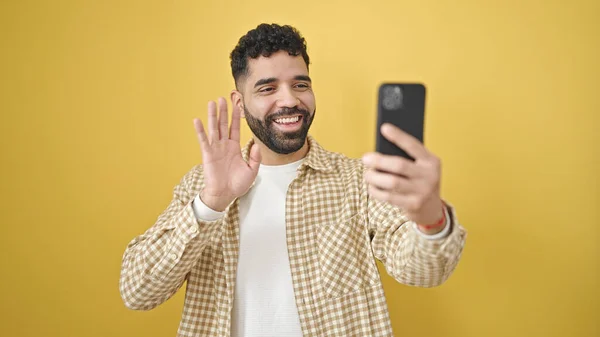 Jovem Hispânico Homem Sorrindo Confiante Ter Chamada Vídeo Sobre Fundo — Fotografia de Stock