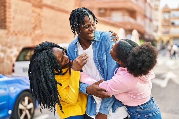 Amigos Afroamericanos Sonriendo Confiados Abrazándose Calle — Foto de Stock
