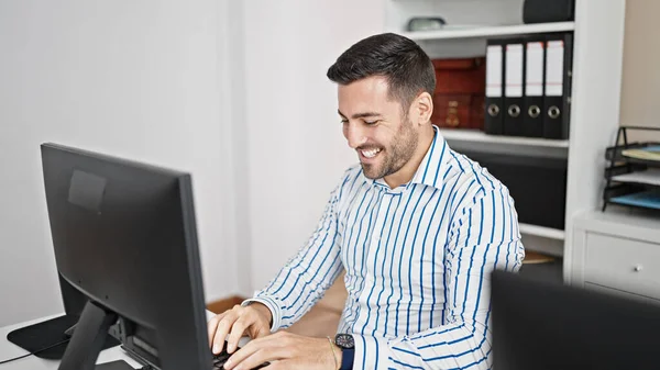Young Hispanic Man Business Worker Using Computer Working Office — Stok fotoğraf