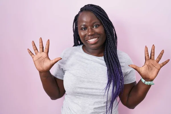 Молодая Африканская Женщина Стоит Розовом Фоне Показывая Показывая Пальцами Номер — стоковое фото