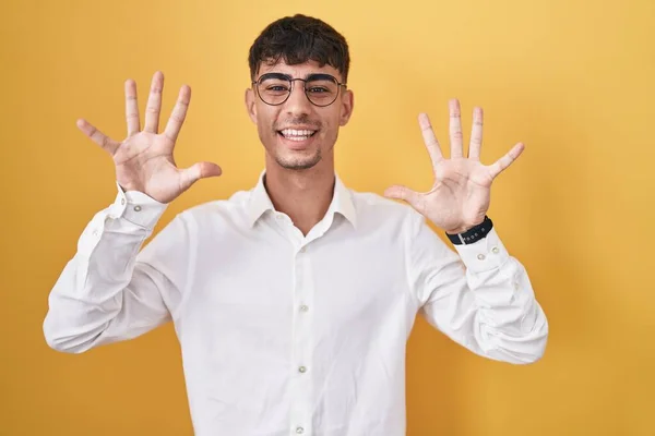 Young Hispanic Man Standing Yellow Background Showing Pointing Fingers Number — Stock fotografie