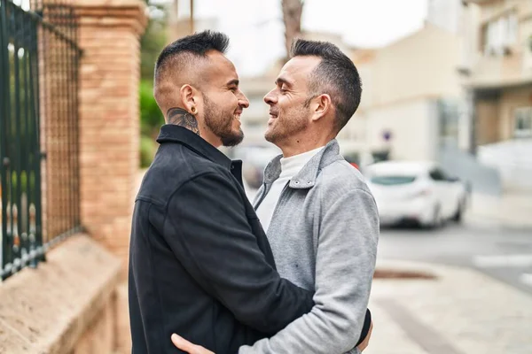 Δύο Άντρες Χαμογελούν Αυτοπεποίθηση Αγκαλιασμένοι Στο Δρόμο — Φωτογραφία Αρχείου