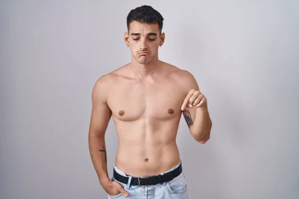 Hombre Hispano Guapo Pie Sin Camisa Apuntando Hacia Abajo Mirando —  Fotos de Stock