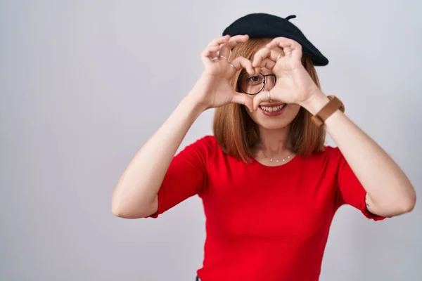 Mujer Pelirroja Joven Pie Con Gafas Boina Haciendo Forma Corazón — Foto de Stock