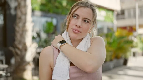 Młoda Blondynka Ubrana Sportową Odzież Masująca Plecy Powodu Kontuzji Ulicy — Zdjęcie stockowe