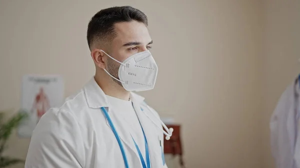 Junger Hispanischer Arzt Mit Ernstem Gesichtsausdruck Klinik Mit Medizinischer Maske — Stockfoto