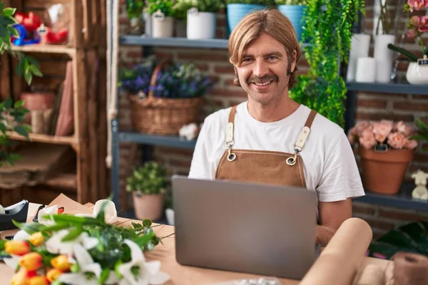 Young Blond Man Florist Smiling Confident Using Laptop Flower Shop — Stock Photo, Image