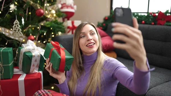 Jeune Femme Blonde Faire Selfie Par Smartphone Assis Sur Sol — Photo