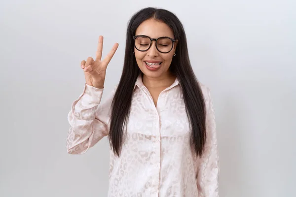 Ung Arabiska Kvinna Bär Glasögon Över Vit Bakgrund Ler Med — Stockfoto