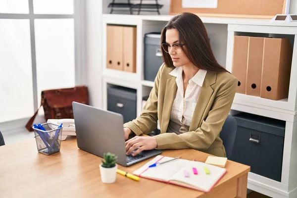Young Beautiful Hispanic Woman Business Worker Using Laptop Working Office — Stock Photo, Image