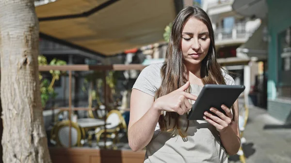 Νεαρή Όμορφη Ισπανίδα Σερβιτόρα Χρησιμοποιώντας Touchpad Στη Βεράντα Του Καφενείου — Φωτογραφία Αρχείου