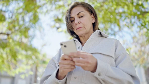 Moyen Age Femme Hispanique Utilisant Smartphone Parc — Photo