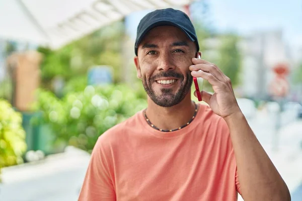 Genç Kel Adam Gülümsüyor Kendine Güveni Tam Akıllı Telefondan Konuşuyor — Stok fotoğraf