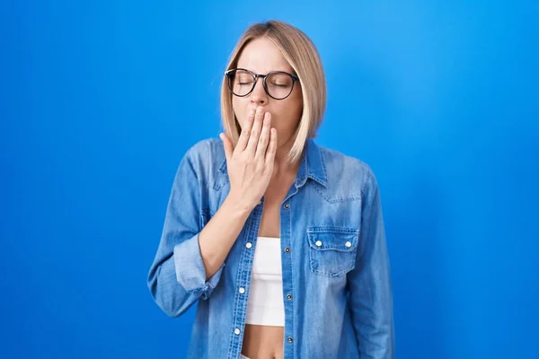 Young Caucasian Woman Standing Blue Background Bored Yawning Tired Covering — Stockfoto