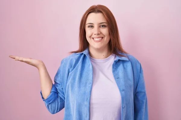 Jonge Spaanse Vrouw Met Rood Haar Staan Roze Achtergrond Glimlachend — Stockfoto