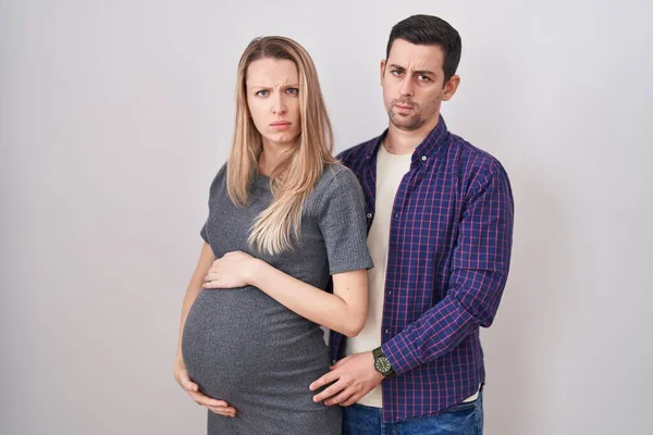 Ein Junges Paar Das Ein Baby Erwartet Steht Skeptisch Und — Stockfoto
